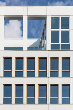 This 8-storey office building was completed in 2021, part of a major redevelopment project in the Vache-Noire district. This mixed structure of wood and concrete is finished with a white glass 5x5cm mosaic on the ventilated facade, evoking the Pate de Verre used on buildings in the area during the 1980s.