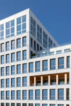 This 8-storey office building was completed in 2021, part of a major redevelopment project in the Vache-Noire district. This mixed structure of wood and concrete is finished with a white glass 5x5cm mosaic on the ventilated facade, evoking the Pate de Verre used on buildings in the area during the 1980s.