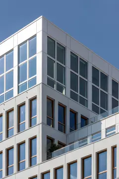 This 8-storey office building was completed in 2021, part of a major redevelopment project in the Vache-Noire district. This mixed structure of wood and concrete is finished with a white glass 5x5cm mosaic on the ventilated facade, evoking the Pate de Verre used on buildings in the area during the 1980s.