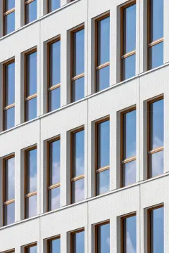 This 8-storey office building was completed in 2021, part of a major redevelopment project in the Vache-Noire district. This mixed structure of wood and concrete is finished with a white glass 5x5cm mosaic on the ventilated facade, evoking the Pate de Verre used on buildings in the area during the 1980s.