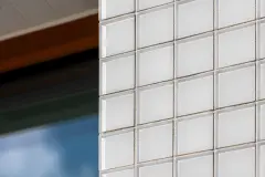 This 8-storey office building was completed in 2021, part of a major redevelopment project in the Vache-Noire district. This mixed structure of wood and concrete is finished with a white glass 5x5cm mosaic on the ventilated facade, evoking the Pate de Verre used on buildings in the area during the 1980s.