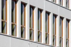 This 8-storey office building was completed in 2021, part of a major redevelopment project in the Vache-Noire district. This mixed structure of wood and concrete is finished with a white glass 5x5cm mosaic on the ventilated facade, evoking the Pate de Verre used on buildings in the area during the 1980s.