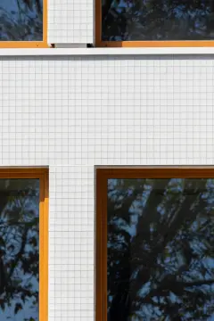 This 8-storey office building was completed in 2021, part of a major redevelopment project in the Vache-Noire district. This mixed structure of wood and concrete is finished with a white glass 5x5cm mosaic on the ventilated facade, evoking the Pate de Verre used on buildings in the area during the 1980s.