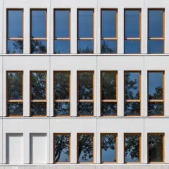 This 8-storey office building was completed in 2021, part of a major redevelopment project in the Vache-Noire district. This mixed structure of wood and concrete is finished with a white glass 5x5cm mosaic on the ventilated facade, evoking the Pate de Verre used on buildings in the area during the 1980s.