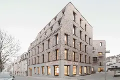 A view of the Half-long Charles building from street level, showing the plinth level in contrasting surface finish to the upper floors. Photo: Brigida González