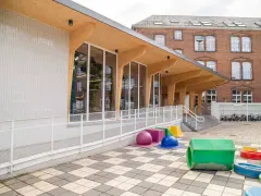 A new section has been added to Katoba primary school near Brussels, with a combination of concrete, wood, glazing and a ceramic tile facade