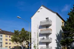 In the course of the energetic retrofit of its existing buildings in Mainzer Landstraße Frankfurt, Germany, the housing association greened the gable sides of each of four building blocks with Sto's external wall insulation and cable trellis for living green facades