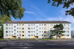 In the course of the energetic retrofit of its existing buildings in Mainzer Landstraße Frankfurt, Germany, the housing association greened the gable sides of each of four building blocks with Sto's external wall insulation and cable trellis for living green facades