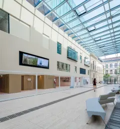 With its glazed roof, the multipurpose entrance space benefits from acoustic treatments along its walls